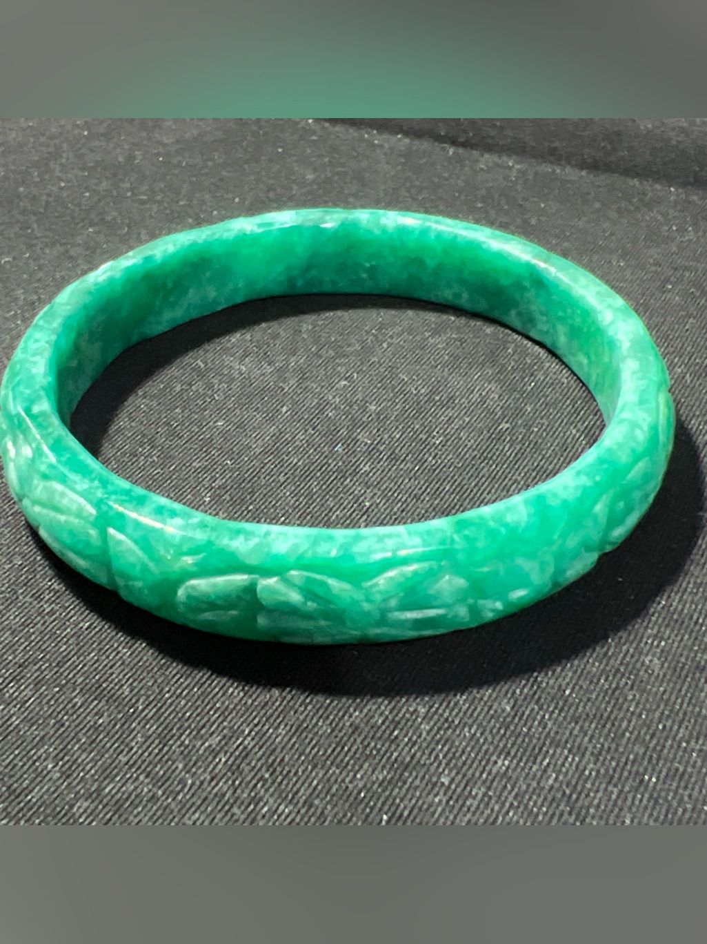 Vintage Emerald Green Hand-Carved Jadeite Jade Bangle Bracelet Size 7.75